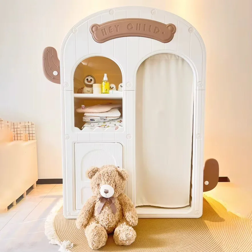 Armario infantil blanco con forma de cactus, letrero HEY CHILD, repisa abierta, gabinete con puerta y cortina de tela