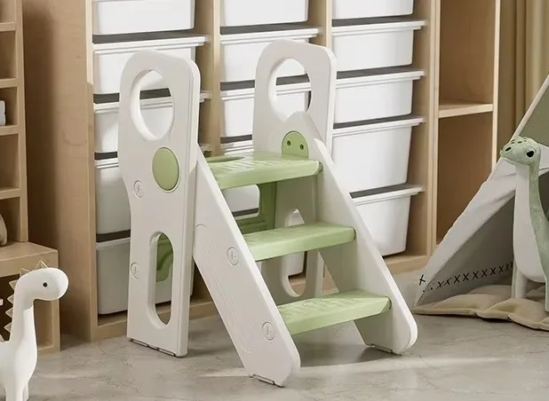 Banquito verde frente a un mueble con cajas para juguetes