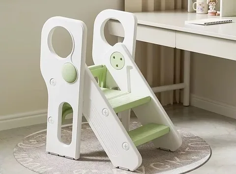 Banquito verde junto a un escritorio infantil