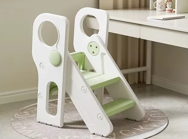 Banquito verde junto a un escritorio infantil