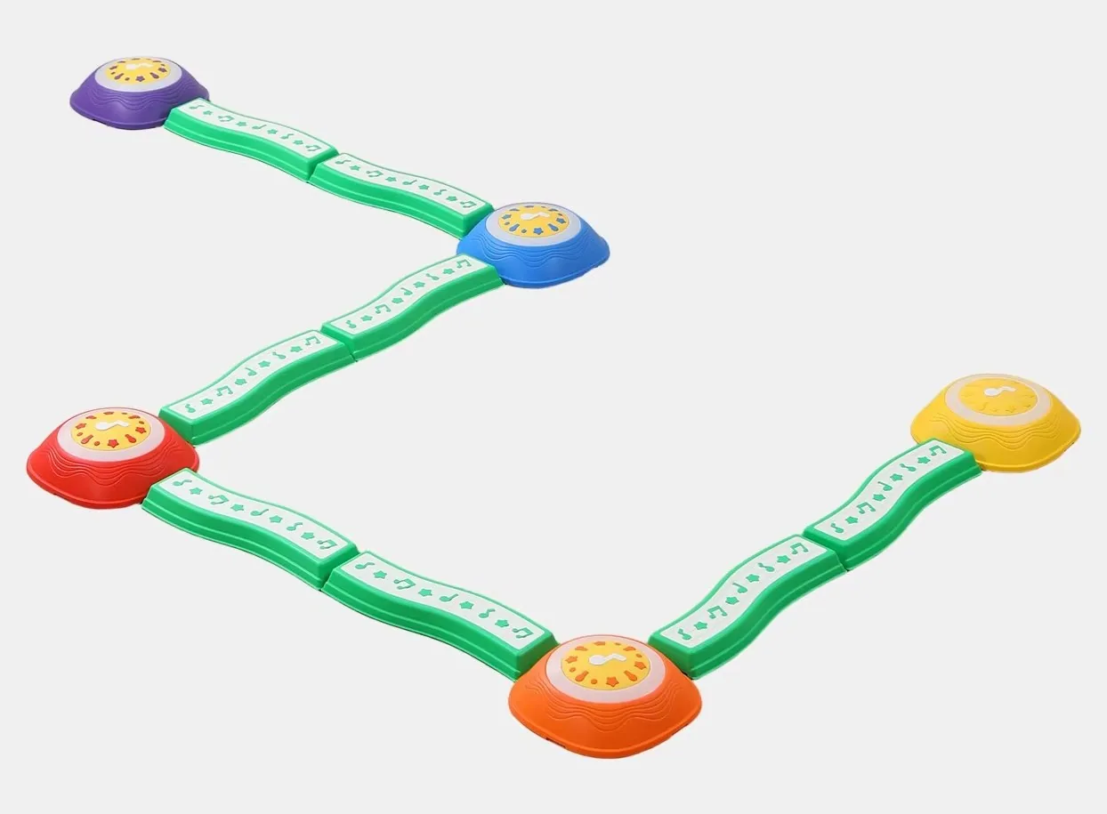 Circuito armado en zigzag con cinco piedras de colores y ocho puentes verdes