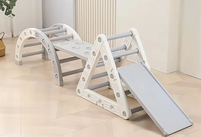 Set de escalada blanco y gris armado en línea: arco con barras, tabla puente, triángulo de escalada y rampa