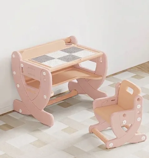 Escritorio y silla en rosado con durazno, con el tablero para armar bloques y la repisa de abajo