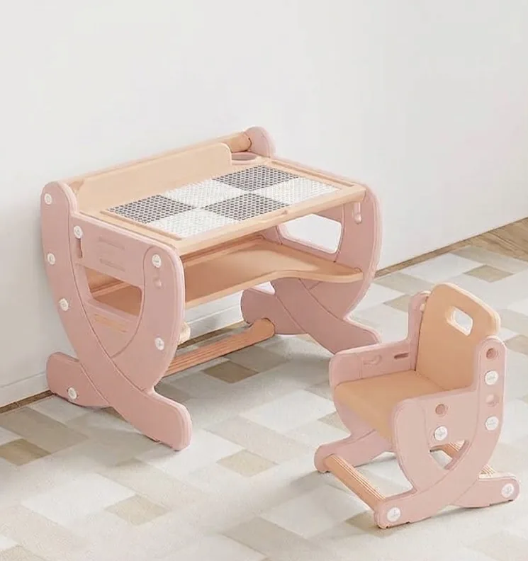 Escritorio y silla en rosado con durazno, con el tablero para armar bloques y la repisa de abajo