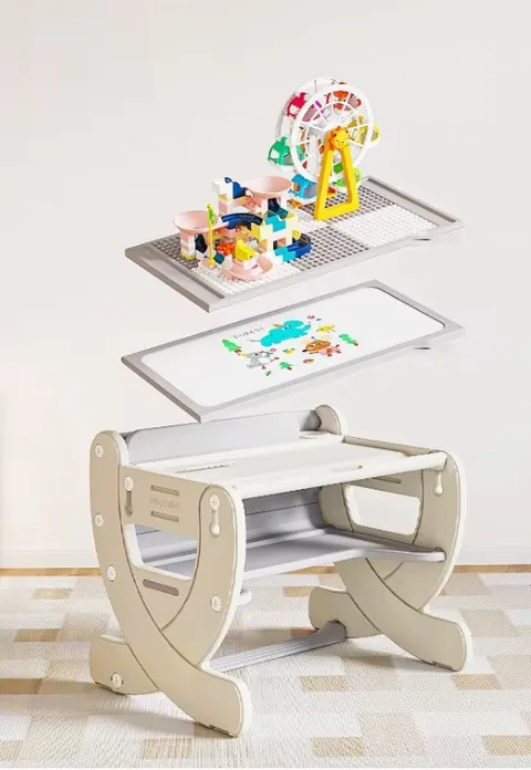 Tablero reversible del escritorio separado en sus dos caras: una base para armar bloques y una pizarra blanca para dibujar