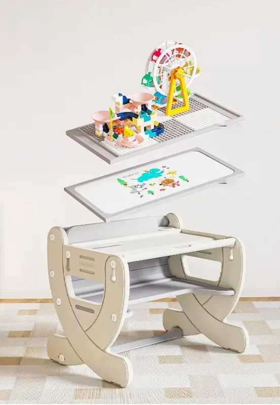 Tablero reversible del escritorio separado en sus dos caras: una base para armar bloques y una pizarra blanca para dibujar