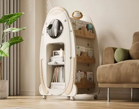 Librero cohete en la versión con bolsillos y detalles color caramelo, en una sala junto a un sillón