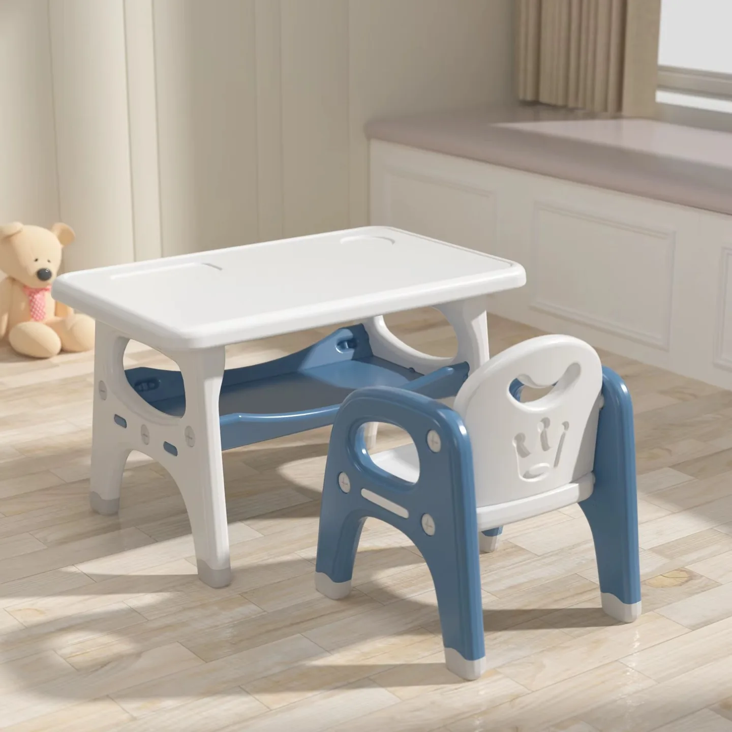 Mesa rectangular blanca con bandeja azul debajo y silla azul con respaldo de corona, en un cuarto con piso de madera