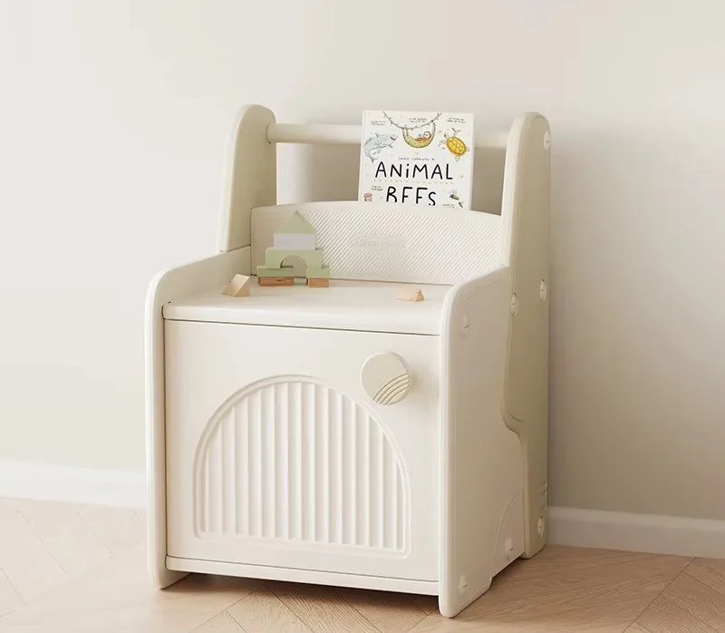 Mesita de noche color crema con revistero arriba, superficie al medio y gabinete con puerta de arco acanalado