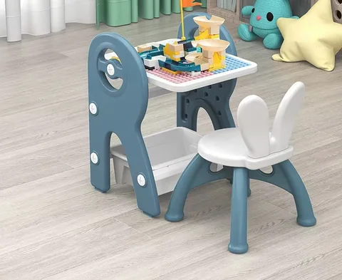 Mesa con tablero para armar bloques y gaveta blanca, con la silla de orejas de conejo, en blanco con azul petróleo