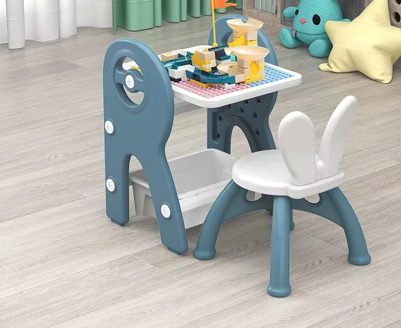 Mesa con tablero para armar bloques y gaveta blanca, con la silla de orejas de conejo, en blanco con azul petróleo