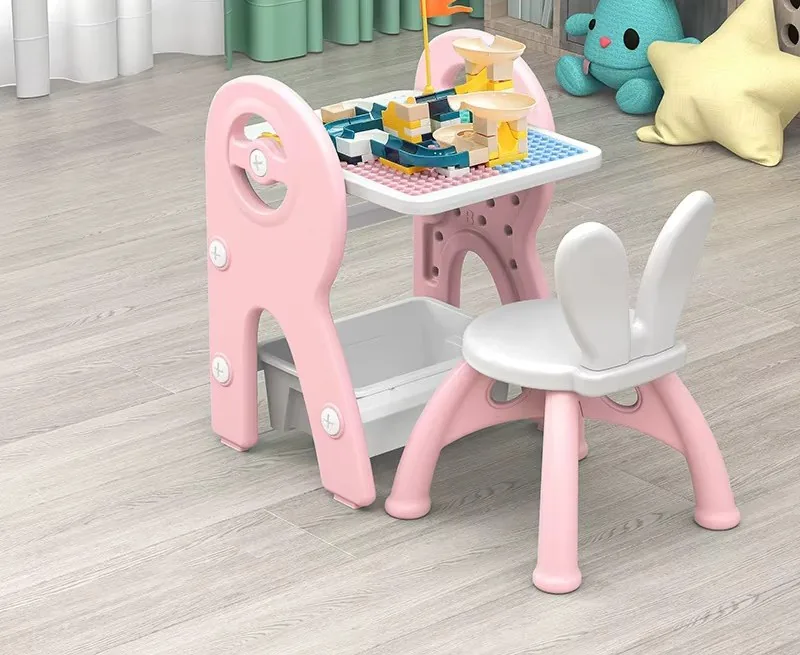 La mesa con tablero para armar bloques y la silla de orejas de conejo en blanco con rosado