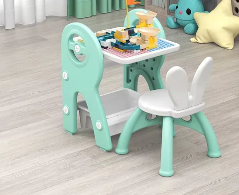 La mesa con tablero para armar bloques y la silla de orejas de conejo en blanco con verde menta