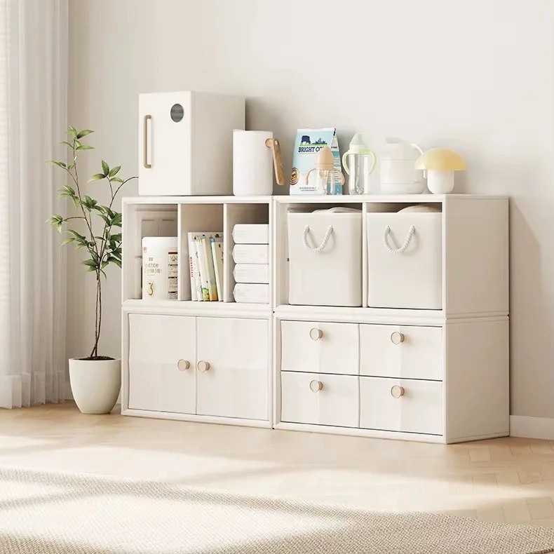 Mueble organizador blanco leche armado como aparador bajo, con cajas de tela arriba y gavetas y puertas abajo
