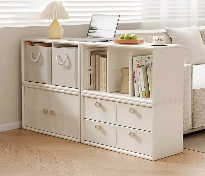Mueble organizador blanco en una sala, con cajas de tela, libros y una lámpara encima