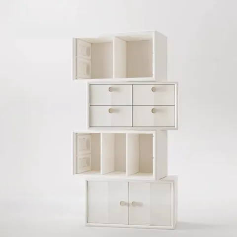 Los cuatro cubos del mueble organizador apilados en una torre sobre fondo claro