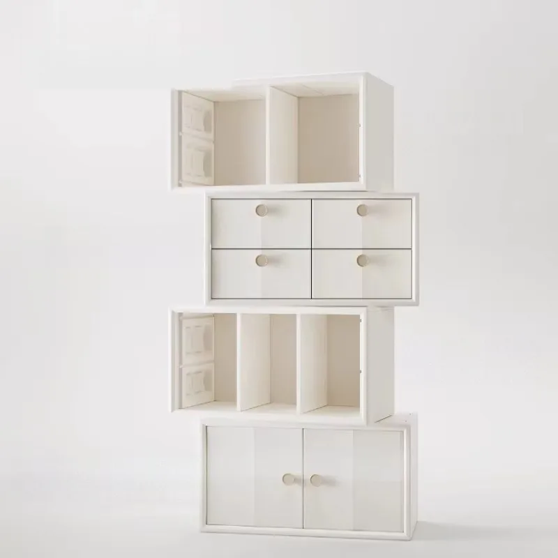 Los cuatro cubos del mueble organizador apilados en una torre sobre fondo claro