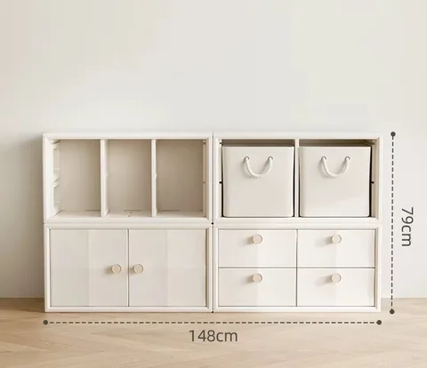 Mueble organizador blanco armado en dos columnas, con el ancho y el alto marcados