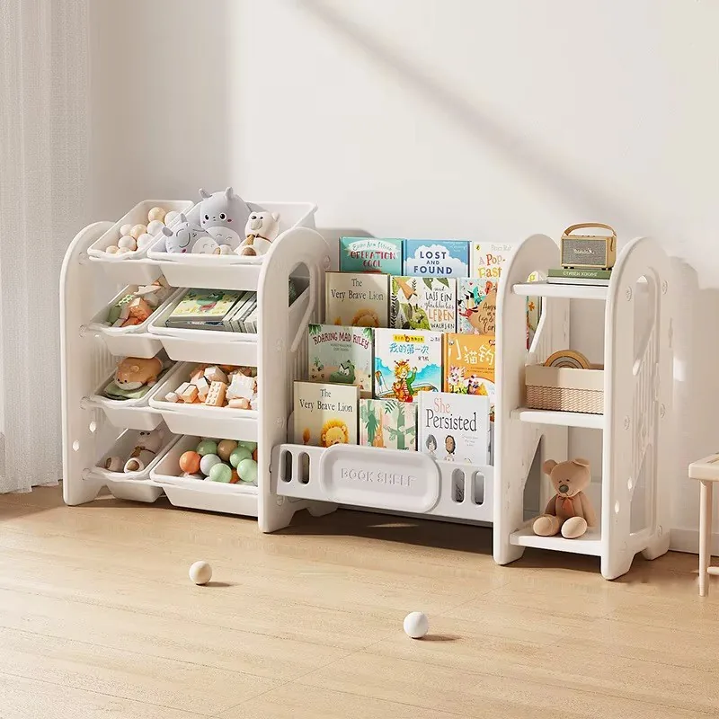 Organizador de juguetes largo en un cuarto, con cajones llenos de juguetes, cuentos de frente y un estante con un oso de peluche