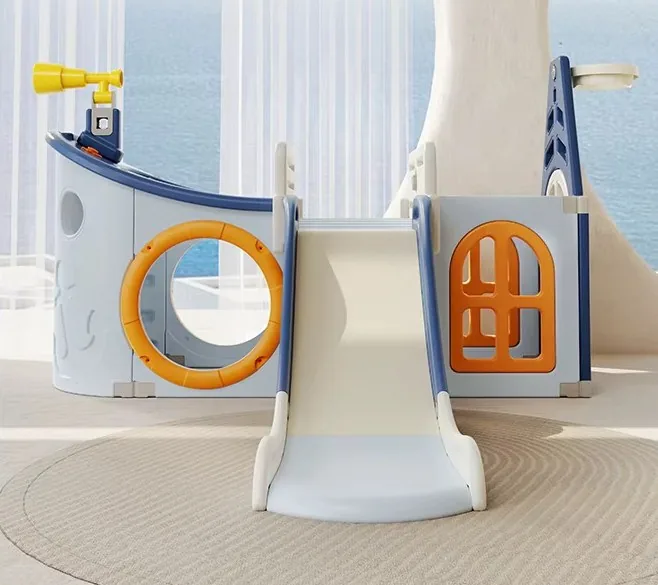 Play de barco pirata celeste visto de frente, con aro naranja para gatear, ventana naranja y tobogán blanco