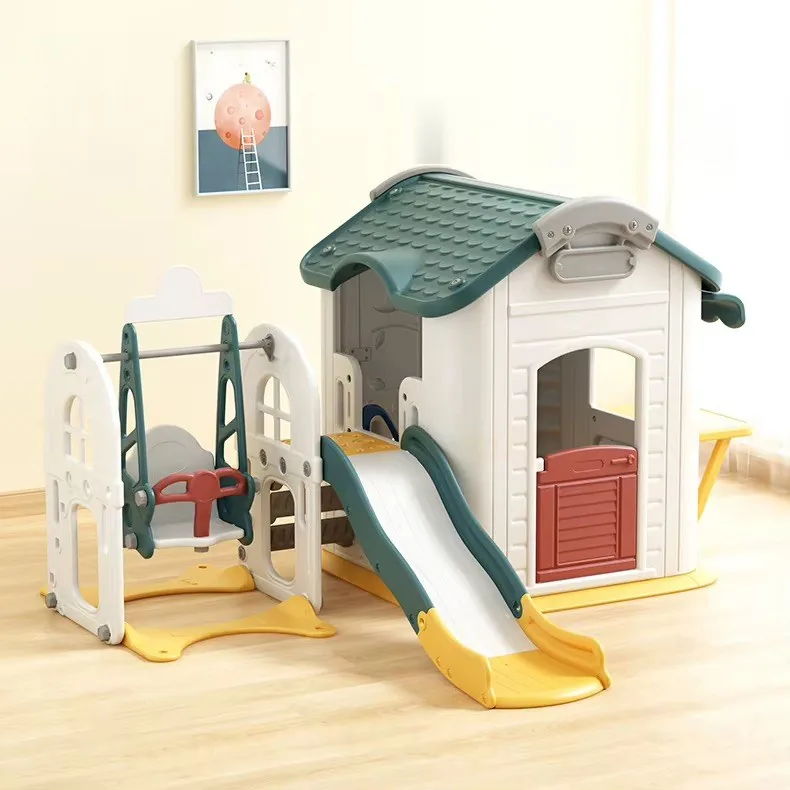 Casita de juego con techo verde vista de lado, con el tobogán y el columpio de asiento rojo al frente
