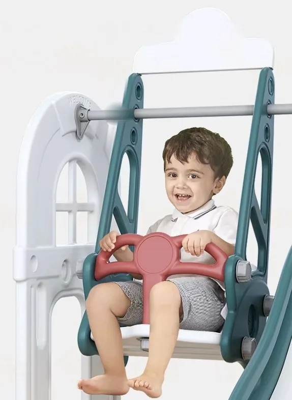 Niño sentado en el columpio de asiento con volante rojo, colgado del marco con ventana en arco