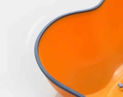 Acercamiento al borde gris antideslizante de una mariposa naranja