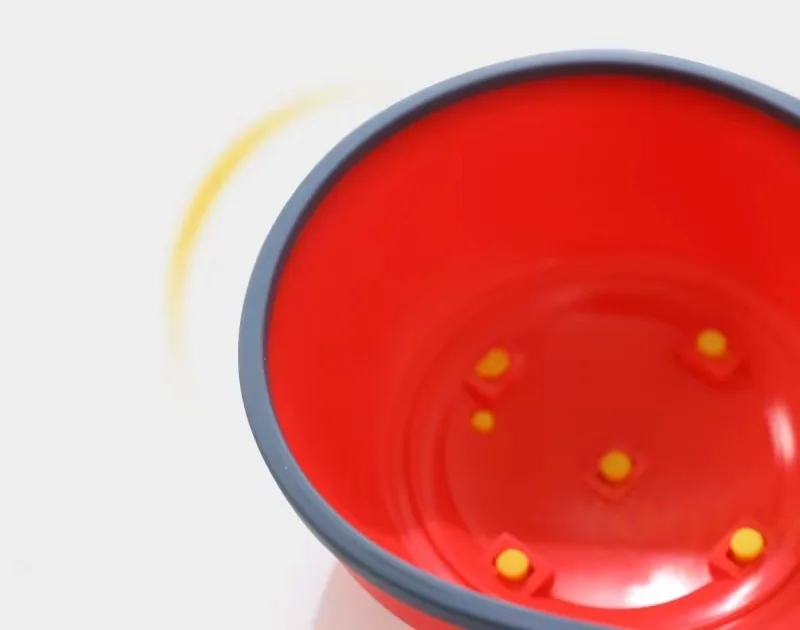 Piedrita roja vista por debajo, con el borde gris antideslizante
