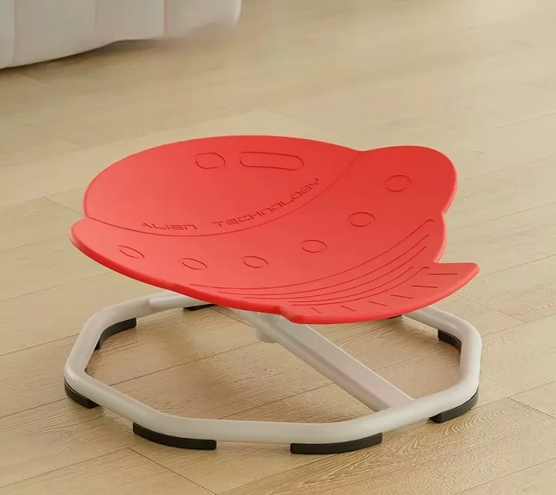 Silla giratoria con asiento rojo en forma de nave espacial sobre una base octagonal gris con topes negros