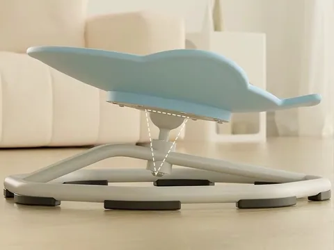 Silla giratoria vista de lado, con el asiento celeste inclinado sobre el eje central y la base octagonal
