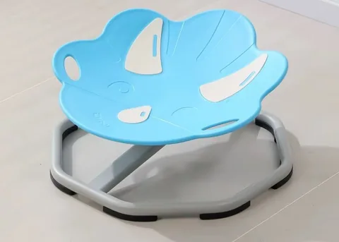 Silla giratoria con asiento celeste en forma de cabeza de dinosaurio, con cuernos blancos y dos asas, sobre una base octagonal gris