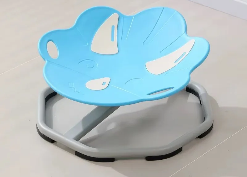 Silla giratoria con asiento celeste en forma de cabeza de dinosaurio, con cuernos blancos y dos asas, sobre una base octagonal gris