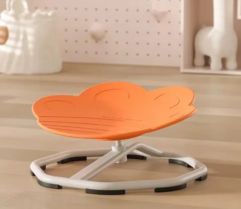 Silla giratoria con asiento naranja en forma de huellita de gato sobre una base octagonal gris