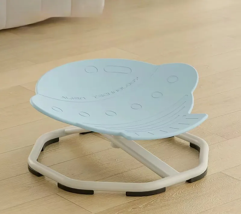 Silla giratoria con asiento celeste en forma de nave espacial sobre una base octagonal gris