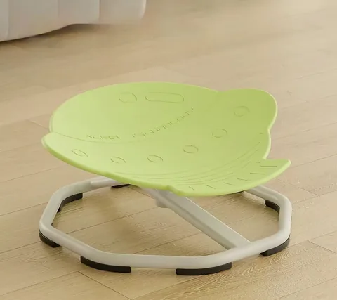 Silla giratoria con asiento verde en forma de nave espacial sobre una base octagonal gris