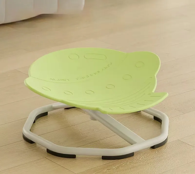 Silla giratoria con asiento verde en forma de nave espacial sobre una base octagonal gris