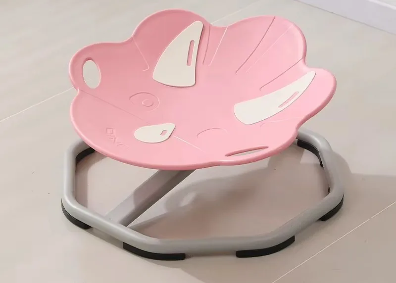 Silla giratoria con asiento rosado en forma de cabeza de dinosaurio sobre una base octagonal gris