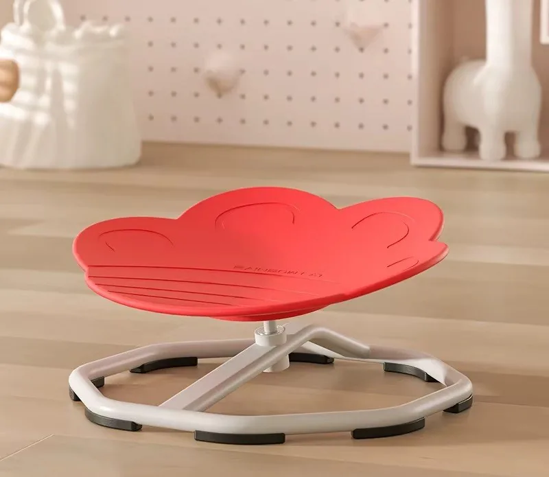 Silla giratoria con asiento rojo en forma de huellita de gato sobre una base octagonal gris