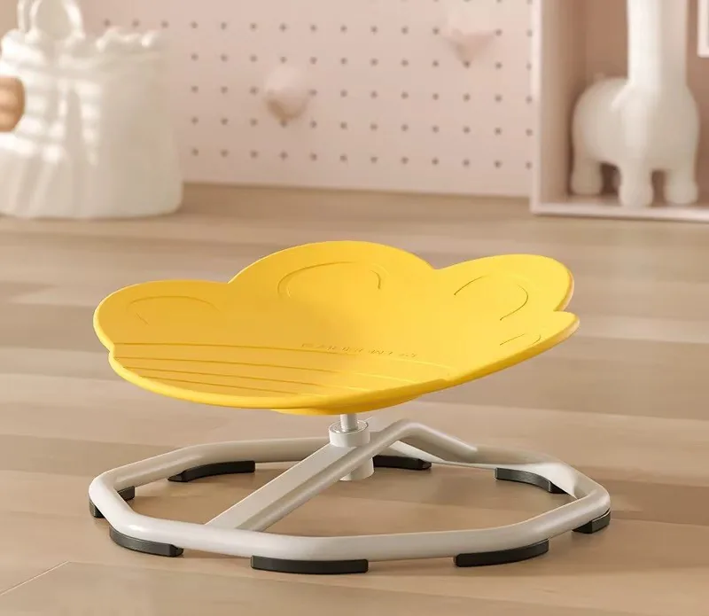 Silla giratoria con asiento amarillo en forma de huellita de gato sobre una base octagonal gris