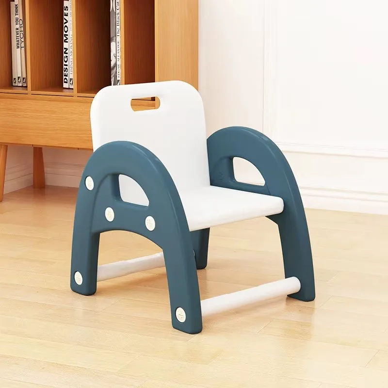 Silla infantil azul petróleo con asiento y respaldo blancos, junto a un librero