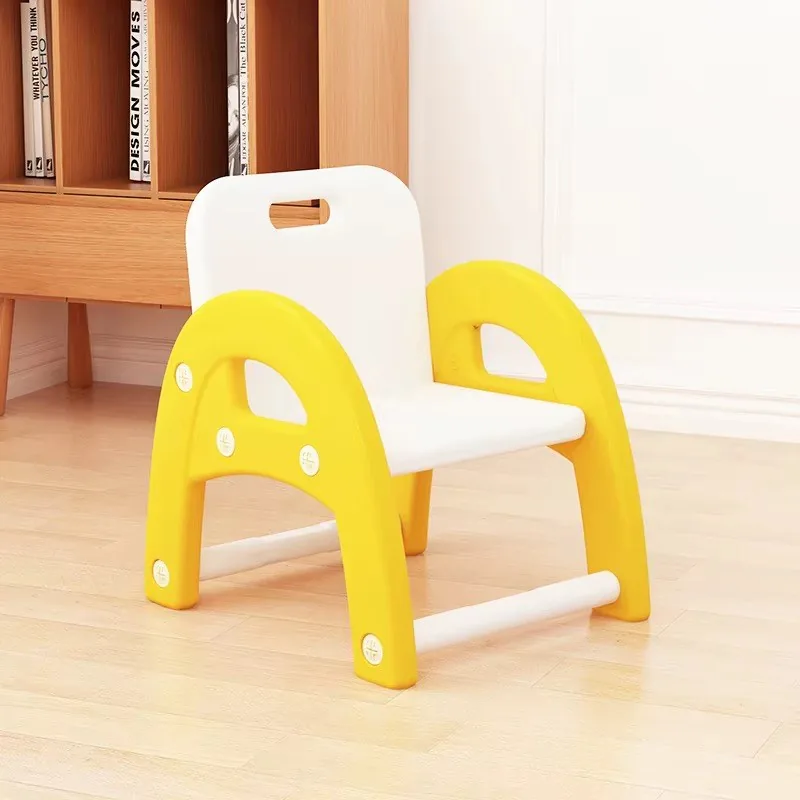 Silla infantil amarilla con asiento y respaldo blancos