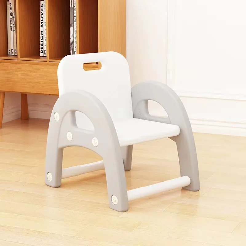 Silla infantil gris con asiento y respaldo blancos