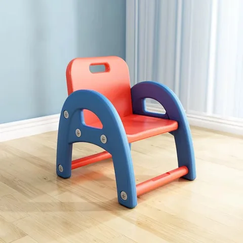 Silla infantil azul con asiento, respaldo y travesaños rojos