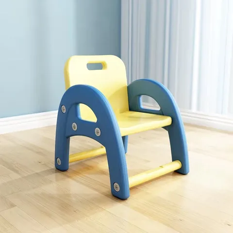 Silla infantil azul con asiento, respaldo y travesaños amarillos