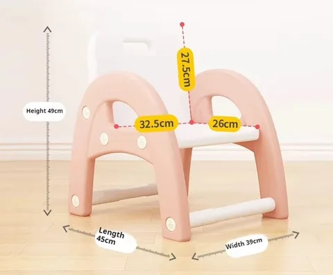 Silla infantil rosada con las cotas de alto, largo y ancho, y las medidas del asiento y del respaldo