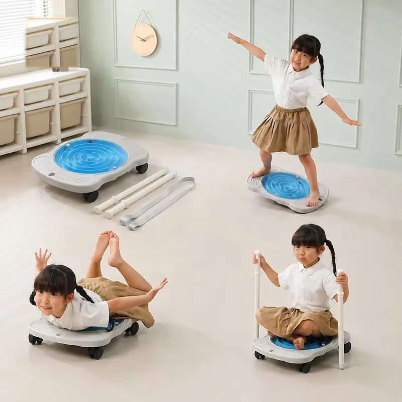 Niña usando la tabla de balance con laberinto celeste de pie, acostada boca abajo y sentada con bastones, junto a otra tabla con sus bastones y su cinta