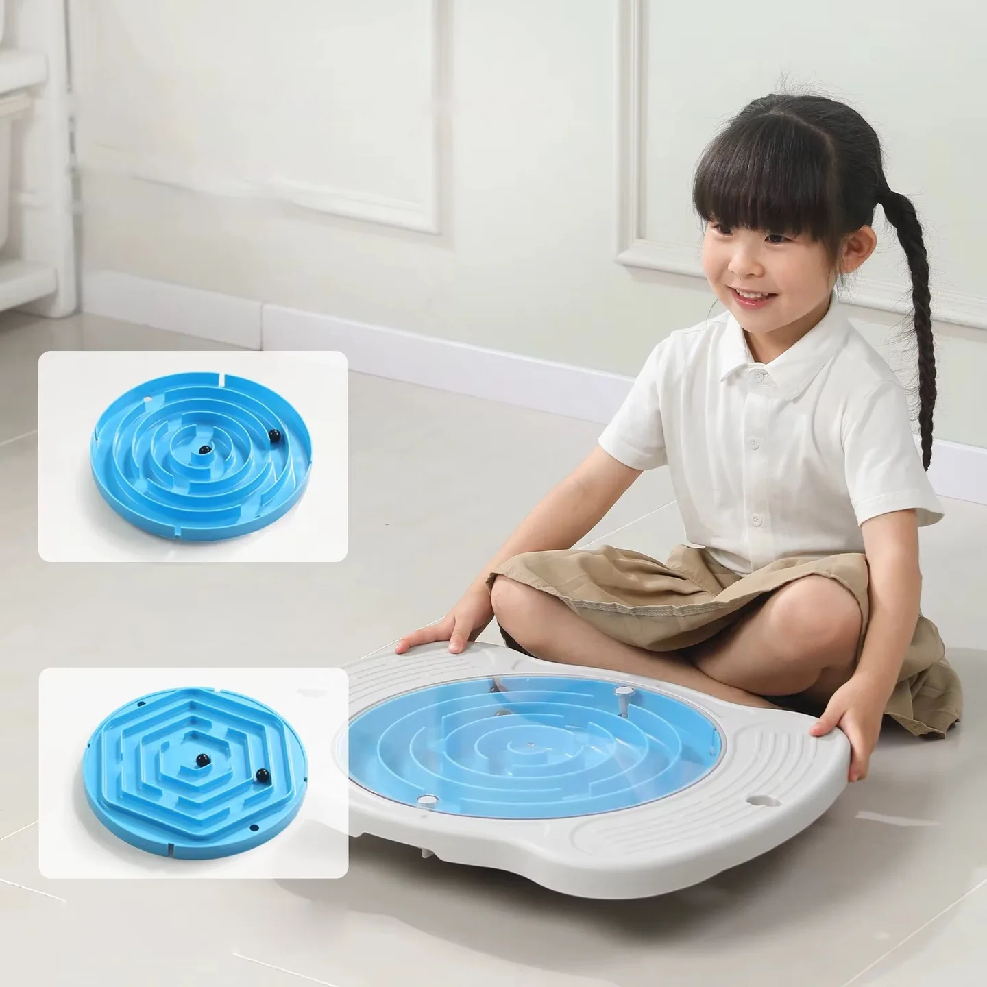 Niña sentada junto a la tabla con laberinto celeste y dos recuadros con un laberinto circular y otro hexagonal