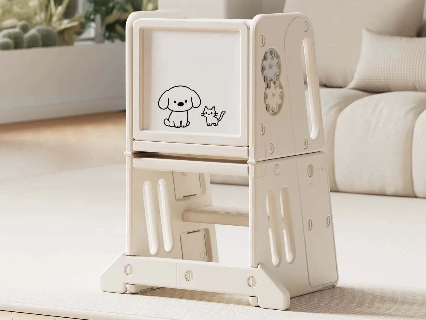 Torre de aprendizaje con la pizarra blanca al frente, con un perrito y un gatito dibujados, en una sala